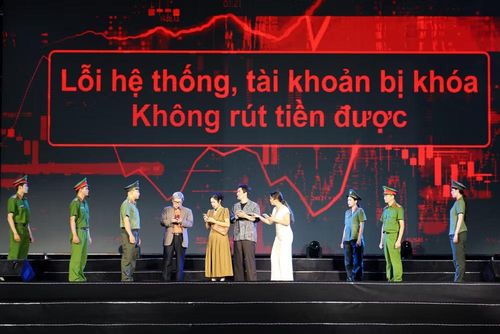 Phân cảnh sự có mặt kịp thời của lực lượng Công an tiếp tục khắc họa hình ảnh người chiến sĩ luôn vì nhân dân phục vụ, vì bình yên cuộc sống