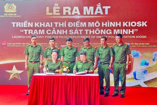 Đại diện các đơn vị ký kết biên bản bàn giao hệ thống Kiosk