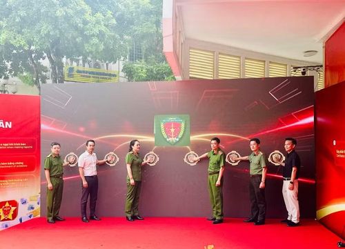 Các đại biểu tiến hành nghi thức ra mắt mô hình Kiosk "Trạm cảnh sát thông minh"