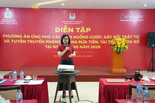 Bà Nguyễn Thị Hạnh Thư, Phó Bí thư Đảng ủy, Phó Giám đốc Ngân hàng Agribank Chi nhánh Sở giao dịch phát biểu tại diễn tập