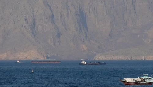 Mỹ đáp trả bằng chiến dịch phong tỏa hàng hải đối với các cảng của Iran. Bộ Quốc phòng Mỹ trong tuần này tuyên bố có đủ lực lượng để duy trì lệnh phong tỏa vô thời hạn. Tình trạng này đã đẩy giá năng lượng tăng mạnh.