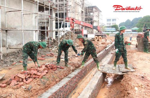 Gần 500 người, gồm công nhân và bộ đội đang được huy động, phấn đấu hoàn thành các hạng mục chính của Trường Phổ thông nội trú liên cấp Tiểu học và THCS Anh Sơn trước ngày 26/8. Ảnh: ĐB