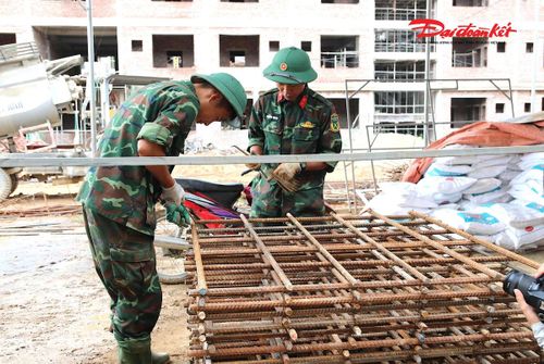 Lực lượng Quân đội, Công an được huy động tối đa để cùng các nhà thầu hoàn thành các công trình đúng thời hạn. Ảnh: ĐB