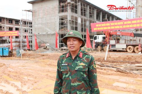 Theo Thiếu tá Nguyễn Đức Toàn - Phó Chủ nhiệm Hậu cần - Kỹ thuật Trung đoàn 335, ngay sau khi nhận mệnh lệnh, đơn vị nhanh chóng triển khai lực lượng, phối hợp với nhà thầu tổ chức thi công. Dù thời tiết nắng mưa thất thường, cán bộ, chiến sĩ vẫn bám công trường, quyết tâm góp sức đưa công trình về đích đúng tiến độ. Ảnh: ĐB