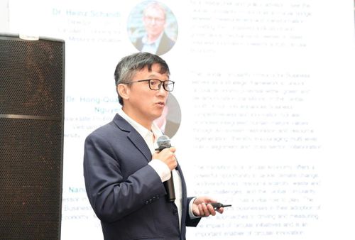 PGS.TS Nguyễn Hồng Quân, Giám đốc Viện Nghiên cứu Phát triển Kinh tế Tuần hoàn (ICED), Đại học Quốc gia TPHCM trình bày tham luận tại hội thảo.