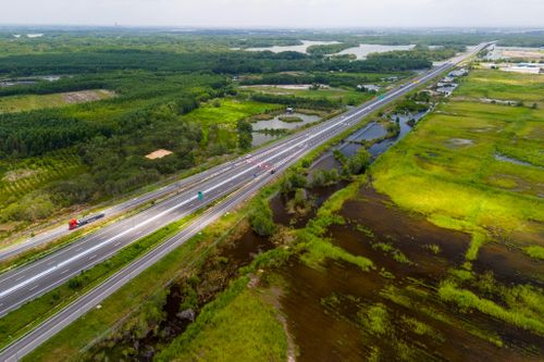  Đoạn phía đông dài 7 km của tuyến cao tốc Bến Lức - Long Thành cũng đã chính thức được thông xe và đưa vào khai thác vào tháng 2/2025. 