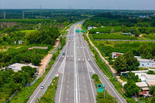  Khi hoàn thành, cao tốc sẽ kết nối các tỉnh miền Tây và Đông Nam Bộ không cần đi qua trung tâm TP.HCM, rút ngắn thời gian lưu thông, vận chuyển hàng hóa, từ đó khai thác những thế mạnh kinh tế, thu hút đầu tư, du lịch của các tỉnh Đồng Nai, Tây Ninh và TP.HCM. 