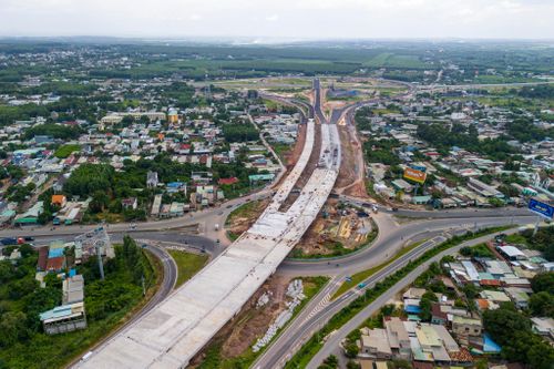  Trong ảnh là điểm cuối dự án thuộc gói thầu XL-NG51 kết nối cao tốc Biên Hòa - Vũng Tàu và Quốc lộ 51, dự kiến hoàn thành cuối tháng 8. 