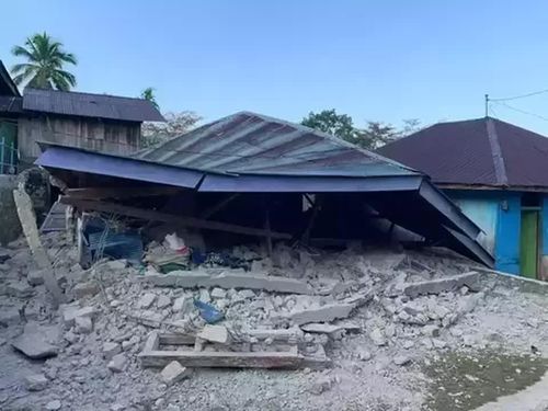  Một ngôi nhà tại làng Lenda, xã West Cibal, huyện Manggarai, bị sập hoàn toàn sau trận động đất mạnh 7,7 độ Richter xảy ra tại tỉnh Nusa Tenggara Timur vào sáng 15/8/2026. Ảnh: Jakarta Globe. 