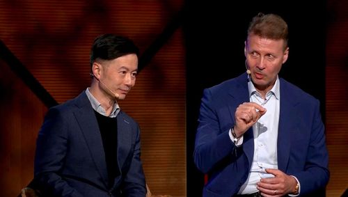 Giáo sư Howard Yu (trái) và ông Risto Siilasmaa tại Diễn đàn Kinh doanh Bắc Âu năm 2025. Ảnh: Inc