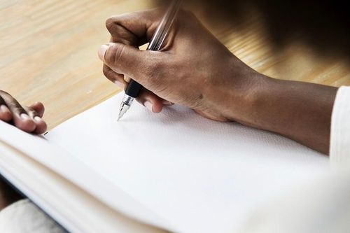 Mã gene cũng góp phần chi phối con người thuận tay nào. Ảnh: howitworksdaily.