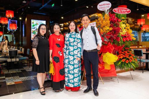 Bà Trương Nguyễn Thiên Kim (áo dài xanh) là sếp lớn tại nhiều doanh nghiệp. Ảnh: Nhà hàng Dì Mai.