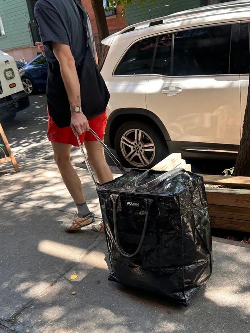 Không phải Hermès Birkin hay Margaux, một chiếc túi mới đang gây chú ý trên đường phố New York. Đó chính là Hulken Rolling Tote, mẫu túi có hai tay cầm dài và 5 bánh xe, được thiết kế để kéo thay vì xách hoặc khoác lên vai. Túi đủ rộng để chứa nhiều vật dụng, từ quần áo đến thực phẩm, theo Vogue. Ảnh: Max Berlinger.