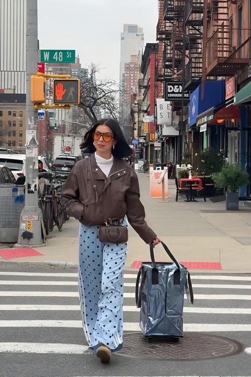 Đầu mùa hè, Hulken xuất hiện dày đặc trên đường phố Brooklyn Heights đến mức có thể nghe thấy tiếng bánh xe trước khi nhìn thấy chiếc túi. Lớp vỏ bóng với những màu nổi như hồng, xanh da trời càng khiến nó dễ nhận ra. Hulken có 3 kích cỡ, 5 bánh xe xoay 360 độ và 2 bộ tay cầm với độ dài khác nhau, phù hợp với nhiều chiều cao của khách hàng. Giá túi khoảng 100-125 USD. Sức hút của nó còn kéo theo các sản phẩm mô phỏng trên Walmart và Shein. Ảnh: @mao_chavez/IG.