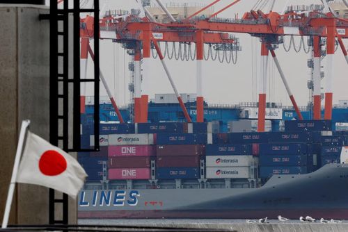  Đồng yen mất giá kéo dài khiến các chi phí nhập khẩu của Nhật Bản tăng cao. Ảnh: Reuters. 