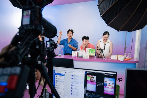  Phía sau phiên Mega LIVE kéo dài là sự phối hợp của nhà sáng tạo nội dung, thương hiệu, kỹ thuật viên và đội ngũ sản xuất.