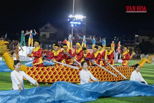 Tái hiện lễ hội đua thuyền truyền thống