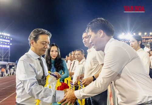 Thứ trưởng Bộ VHTTDL Hoàng Đạo Cương tặng cờ lưu niệm cho các đơn vị tham gia đài hội TDTT tỉnh Quảng Trị lần thứ I
