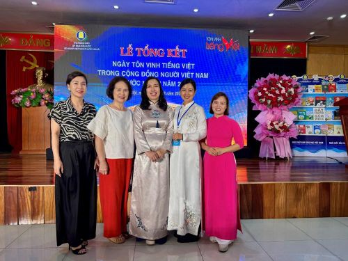 Thứ trưởng Bộ Ngoại giao Lê Thị Thu Hằng chụp hình lưu niệm cùng các đại biểu