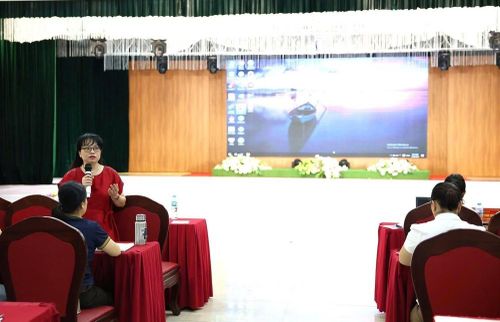 Các học viên được giảng viên Thư viện Quốc gia Việt Nam hướng dẫn các chuyên đề ứng dụng trí tuệ nhân tạo (AI) trong công tác thư viện