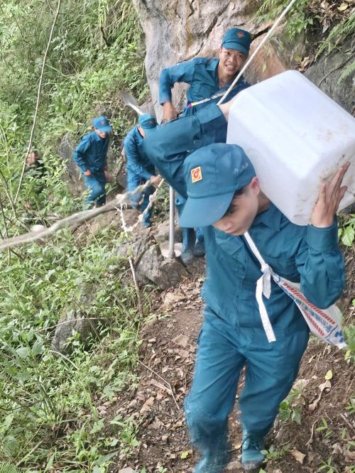 Ngoài cán bộ, chiến sĩ của Đội tìm kiếm, quy tập hài cốt liệt sĩ còn có sự hỗ trợ của lực lượng dân quân tự vệ xã Thanh Thủy