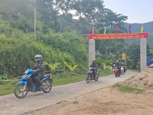 Từ điểm đóng quân, toàn đơn vị tỏa đi các điểm cao qua quãng đường dài hàng chục cây số đường mòn hiểm trở