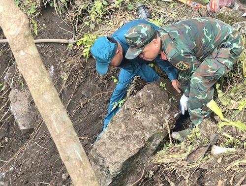 Nơi tìm kiếm luôn rình rập hiểm nguy từ đá lở và các vật liệu nổ còn sót lại