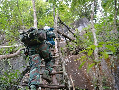 Để lên điểm cao, các cán bộ, chiến sĩ leo vách đá cheo leo hiểm trở