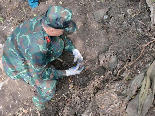 Vật liệu nổ được tìm thấy trong quá trình đào xới, tìm kiếm hài cốt liệt sĩ