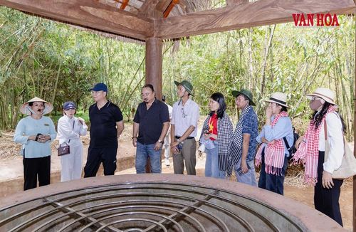 Đoàn nghe hướng dẫn viên giới thiệu về quá trình hình thành Địa đạo Vịnh Mốc