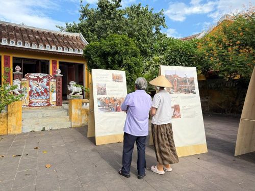 Du khách tìm hiểu câu chuyện về những nhân vật, nghệ nhân cùng hành trình giữ nghề truyền thống, sáng tạo các tác phẩm mang dấu ấn Hội An