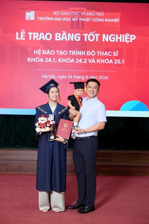 Chồng, con trai và nhiều người thân trong gia đình đã tới cổ vũ, động viên hoa hậu Ngọc Hân