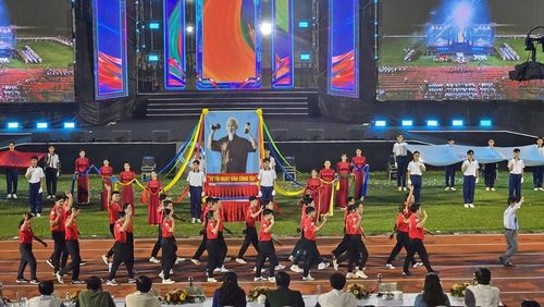 Các đoàn diễu hành qua lễ đài