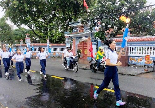 Đoàn rước đuốc chạy qua Đình Anh hùng dân tộc Nguyễn Trung Trực