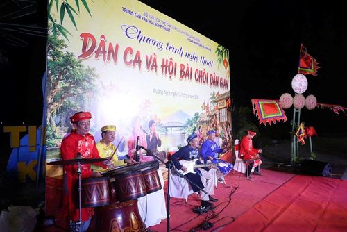 Sự kết hợp nhịp nhàng của các nhạc cụ làm nổi bật sắc màu bài chòi