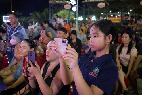 Người dân và du khách thích thú thưởng thức nghệ thuật bài chòi tại biển Mỹ Khê