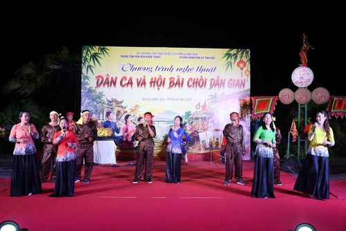 Các học viên lớp dân ca Tịnh Khê biểu diễn
