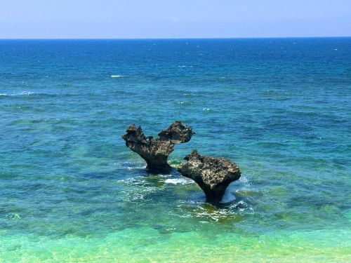 Heart Rock, hai khối đá nằm sát nhau giữa làn nước biển xanh