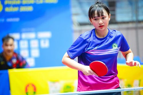 Vân Chi từng gây chú ý khi đánh bại tay vợt trẻ Nhật Bản Karin Hanazawa tại WTT Youth Contender Bangkok 2026. Mỗi đường bóng là một lần Đỗ Lê Vân Chi thử thách giới hạn của chính mình. Từ những giải trẻ trong nước đến các sân chơi quốc tế, tay vợt Lâm Đồng đang tích lũy từng trải nghiệm quý giá trên hành trình hướng tới những cột mốc lớn hơn.