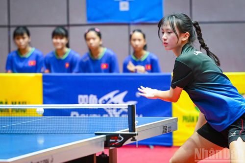 Đỗ Lê Vân Linh bước vào trận đấu với sự hồn nhiên của tuổi trẻ nhưng không thiếu vẻ quyết đoán của một vận động viên đã quen với những sân chơi lớn. Tay vợt trẻ Lâm Đồng từng là đại diện duy nhất của bóng bàn Việt Nam dự WTT Singapore Smash 2026 ở nhóm tuổi U15 nữ.