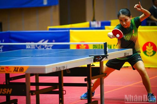 Vũ Hoài Thanh bước vào mỗi pha bóng với sự tập trung cao độ của một tay vợt đã nhiều lần góp mặt ở những trận đấu quan trọng. Cô từng giành Huy chương Đồng đơn nữ và Huy chương Bạc đôi nam nữ tại Giải các đội mạnh quốc gia 2025, cho thấy vị trí đáng kể trong đội hình Quân đội.