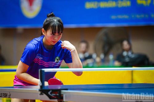 Ở tuổi 16, Đỗ Lê Vân Chi mang đến bàn bóng sự tự tin và nét tập trung đặc trưng của một tay vợt trẻ đang từng bước trưởng thành.