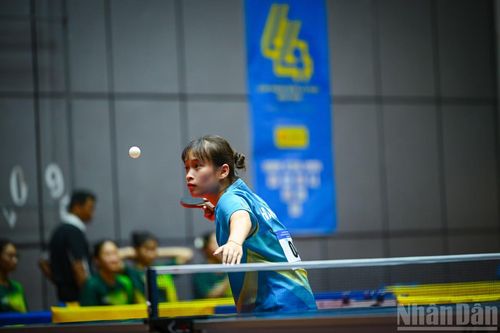Ở tuổi còn rất trẻ, Nguyễn Ngọc Kim Ngân không giấu được nguồn năng lượng mạnh mẽ mỗi khi bước vào bàn đấu. Sự táo bạo trong cách chơi cùng những trải nghiệm được tích lũy qua các giải đấu lớn đang giúp tay vợt trẻ Hải Phòng trưởng thành nhanh chóng.