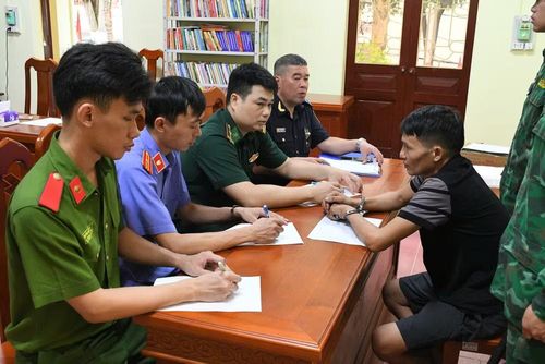Các lực lượng chức năng thực hiện lấy lời khai với đối tượng Đức. (Ảnh: LN)