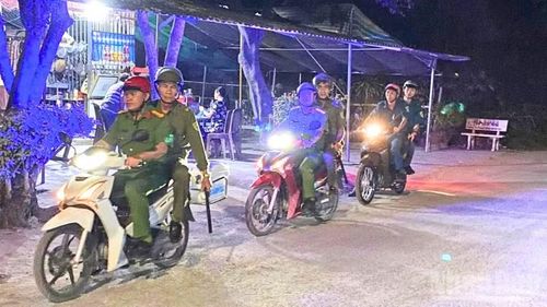 Lực lượng an ninh trật tự cơ sở xã Tân Hòa tăng cường công tác tuần tra. (Ảnh: VĂN ÚT)