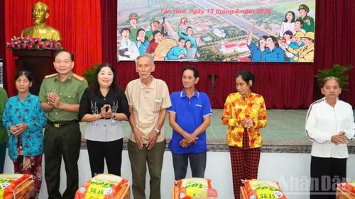 Công an xã Tân Hòa vận động mạnh thường quân trao tặng 70 phần quà cho người dân có hoàn cảnh khó khăn. (Ảnh: VĂN ÚT)
