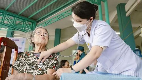 656 người cao tuổi được khám sức khỏe.