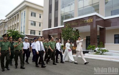 Các đại biểu thị sát, kiểm tra cơ sở nhà trường. (Ảnh: Lê Đình Thìn)