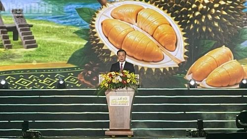 Chủ tịch Ủy ban nhân dân tỉnh Đắk Lắk Đỗ Hữu Huy phát biểu khai mạc Lễ hội Sầu riêng Đắk Lắk năm 2026. (Ảnh: Nguyễn Công Lý)