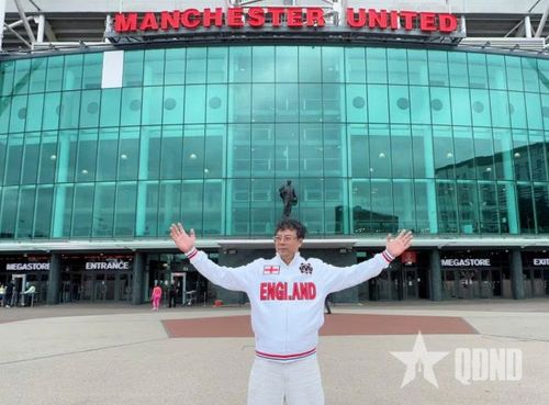 Tác giả đến sân Old Trafford trong chuyến công tác ở Vương quốc Anh. Ảnh: THU GIANG